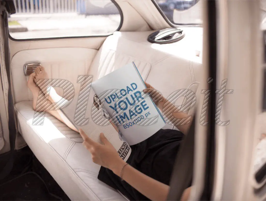 femme lisant un magazine à l'arrière d'une maquette de voiture