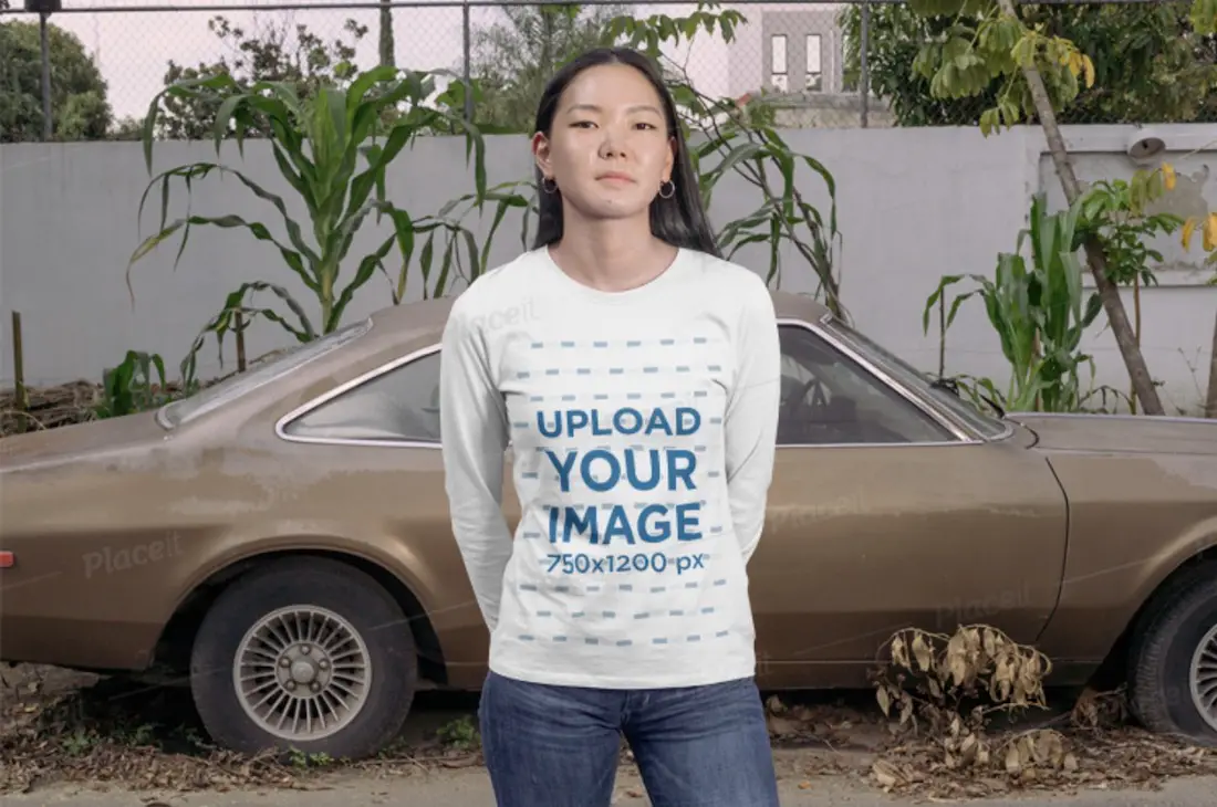 maquette de chemise à manches longues représentant une femme debout devant une voiture de collection