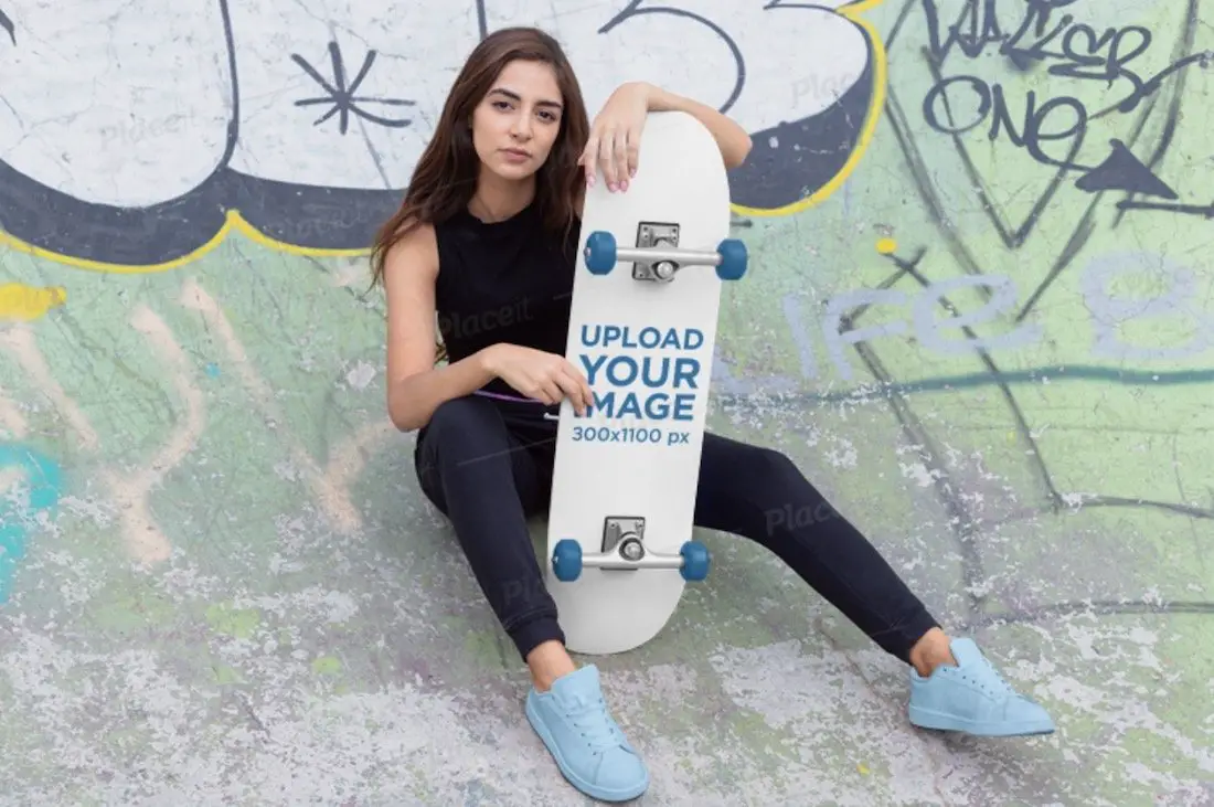 maquette de planche à roulettes mettant en vedette une femme assise sur une rampe de skate