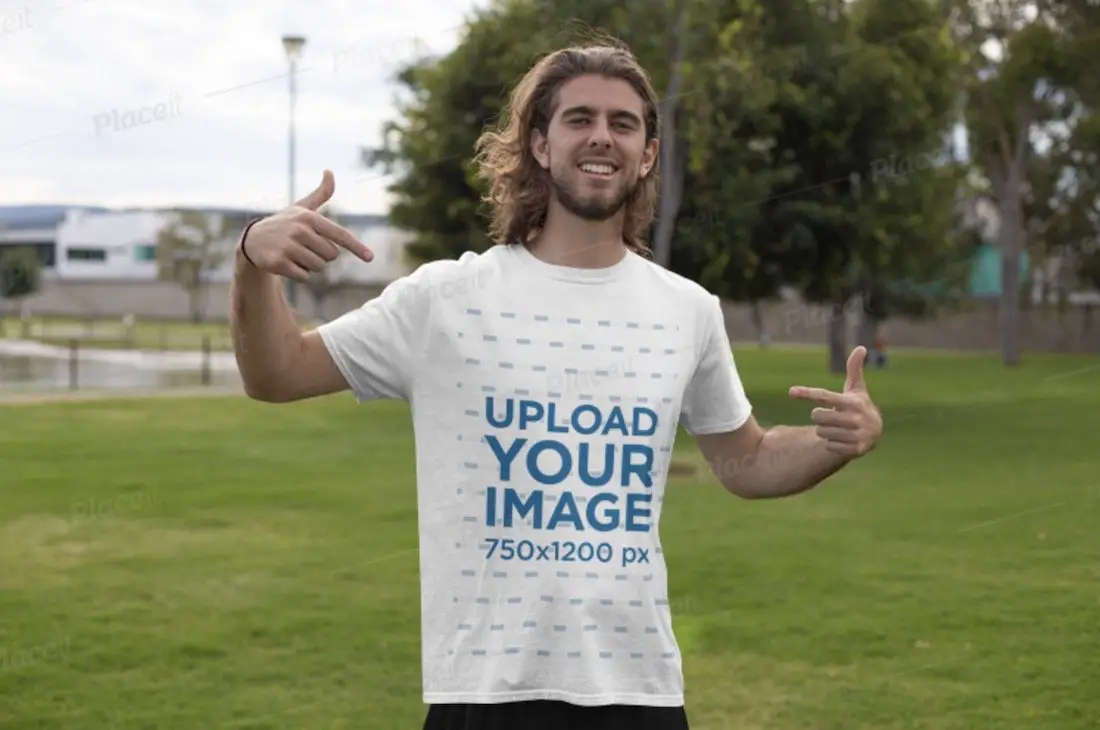maquette mettant en vedette un jeune homme dans le parc pointant sur son tee-shirt blanc
