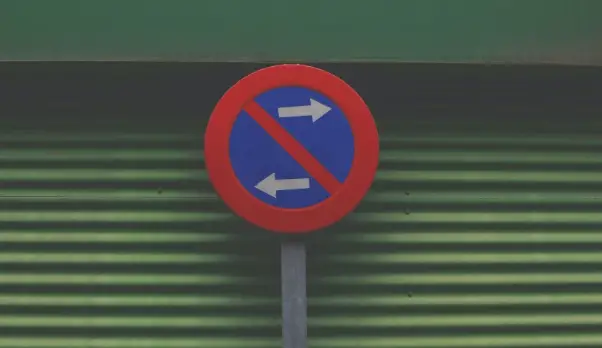 Un panneau de signalisation avec des flèches pointant dans des directions opposées