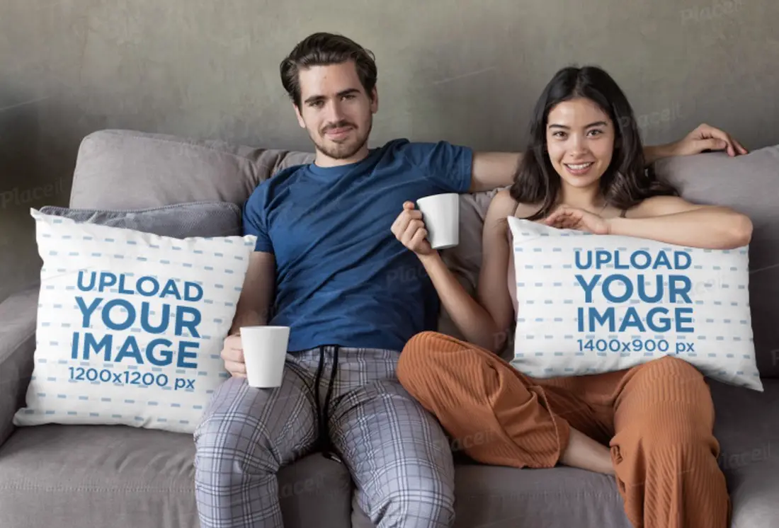 maquette d'un couple ayant un café sur le canapé avec des oreillers