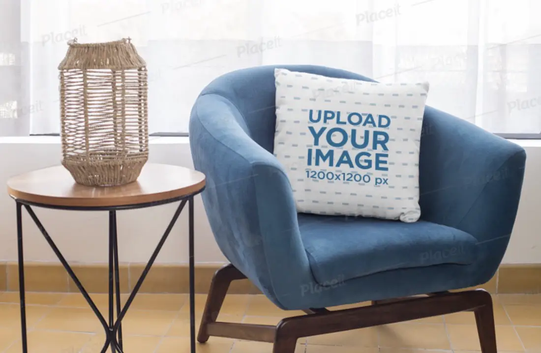 maquette d'oreiller carré sur un canapé simple bleu