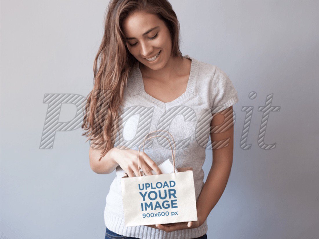 maquette d'une jeune femme tenant un sac à provisions