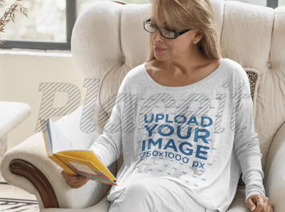 maquette de chemise à manches longues d'une femme lisant à la maison
