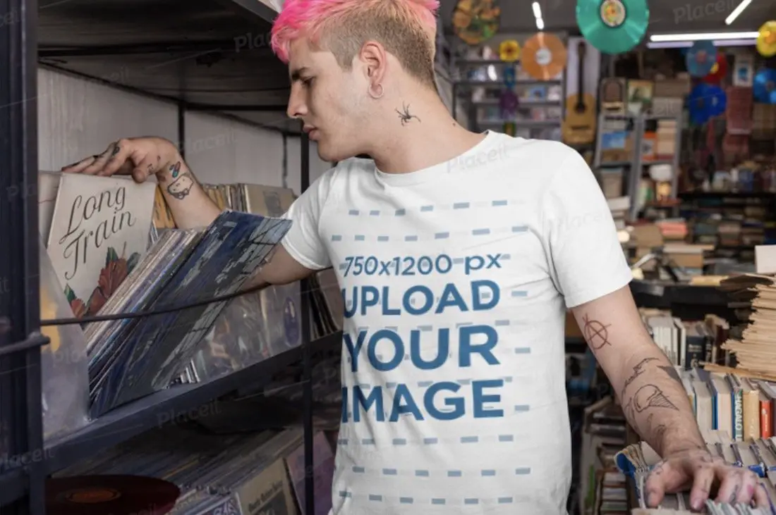 T-shirt blanc maquette d'un homme regardant à travers des disques vinyle
