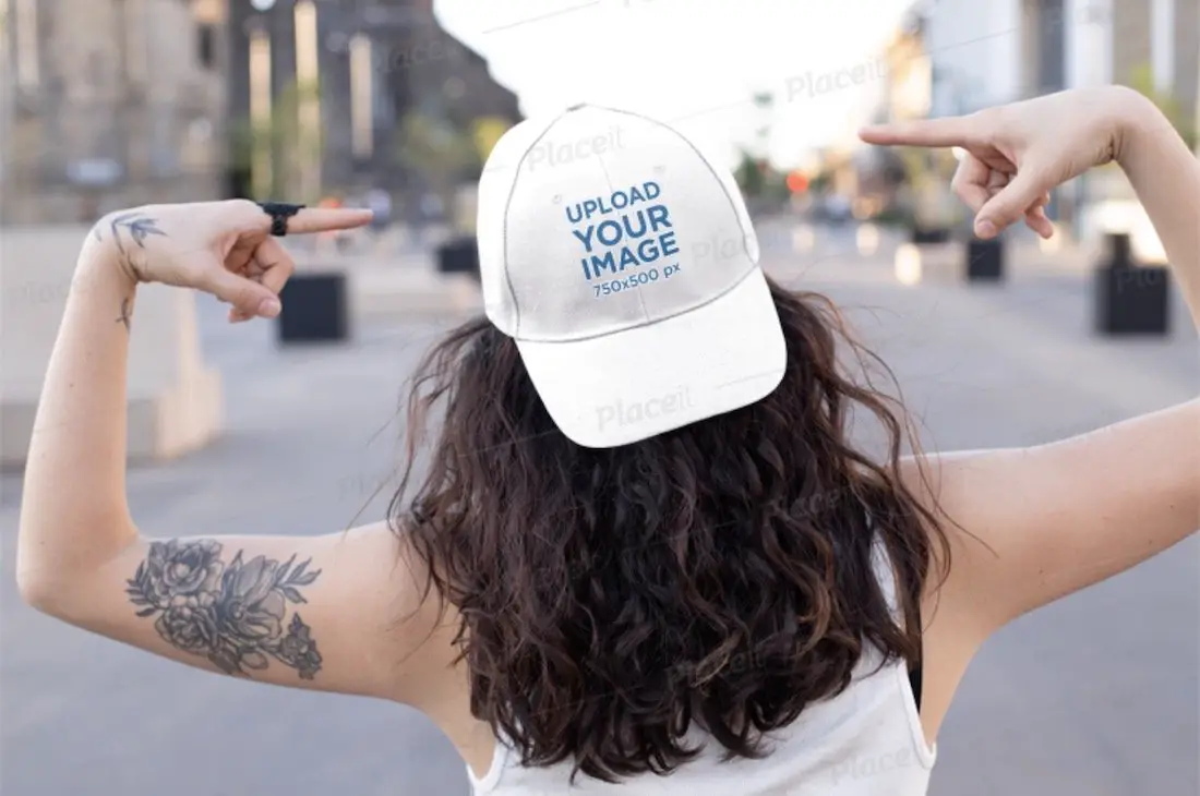 maquette d'une femme tatouée pointant sur son chapeau