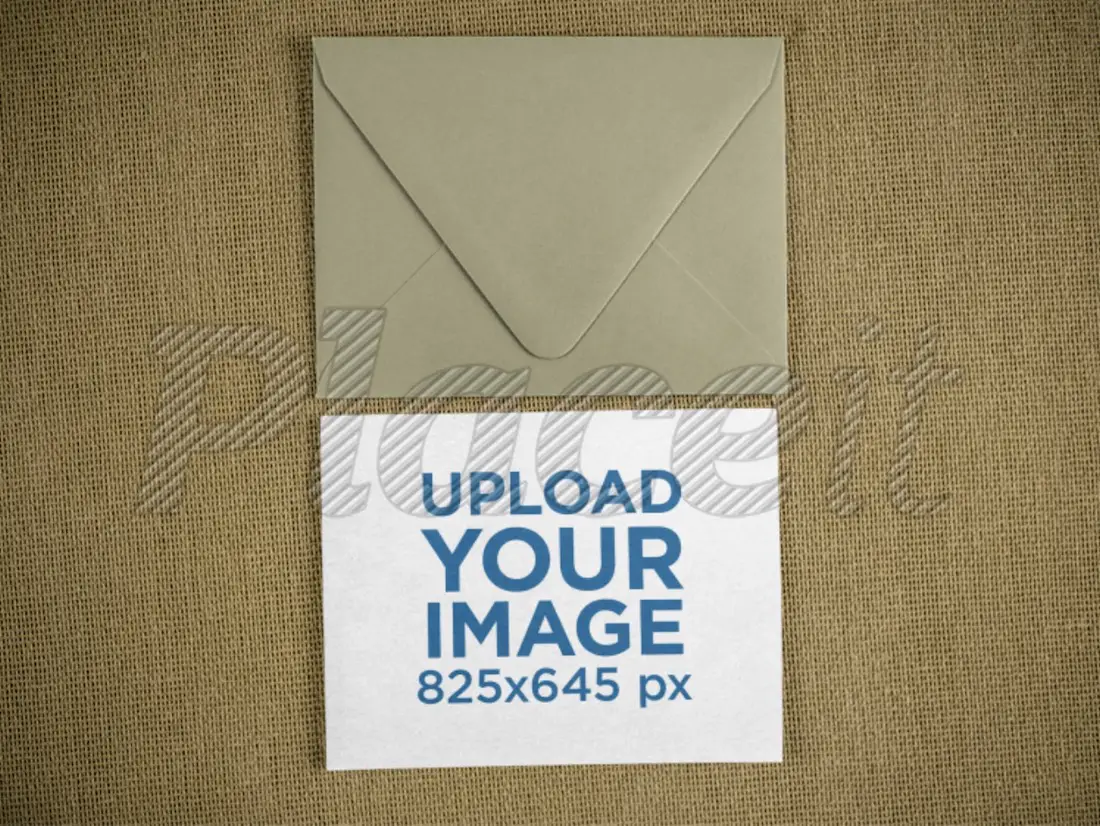 invitation allongée sur une table avec une enveloppe au-dessus