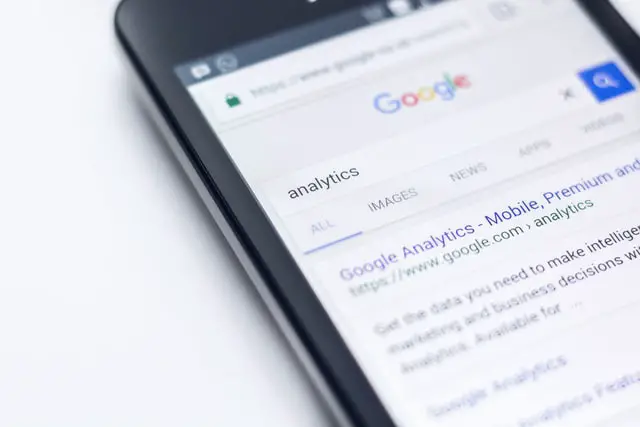 Smartphone avec la page de résultats de recherche Google ouverte dessus